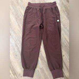 Vuori summits jogger size medium